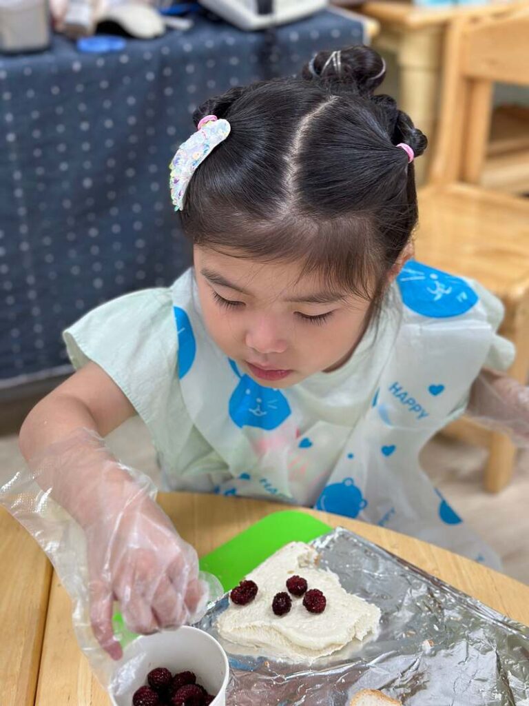 유치원에서 요리활동 하는 모습