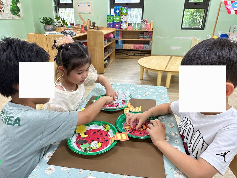 유치원에서 친구들과 이야기 나누며 놀이하는 모습